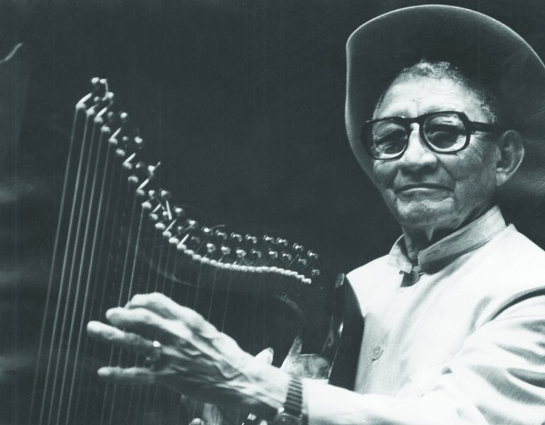El Indio Figueredo tocando la harpe