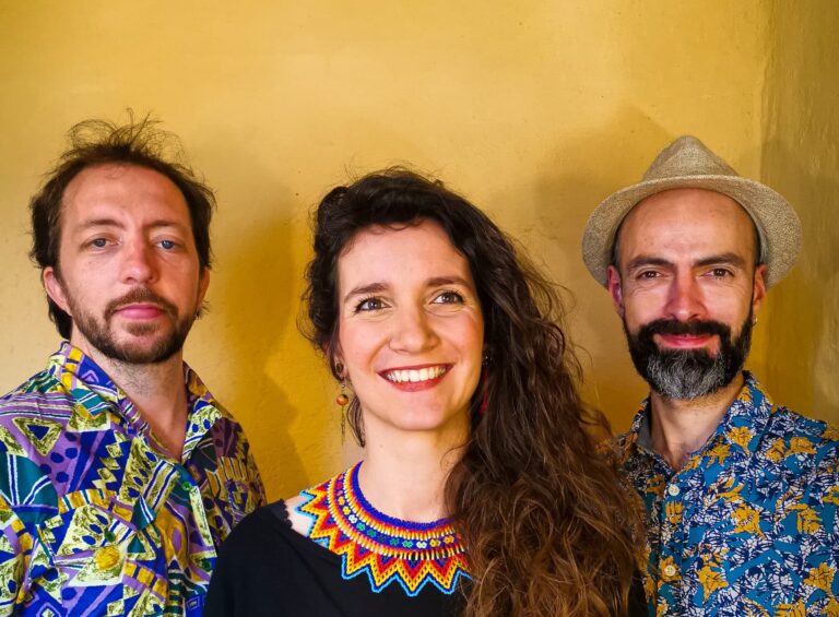 Photo du trio avec le batteur percutionniste Jean-Loup Perry